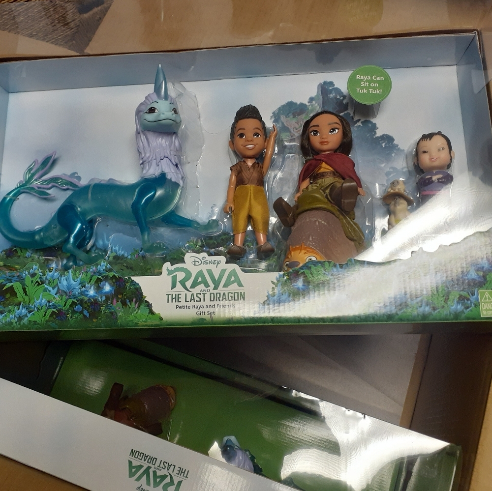 NIB Disney Raya Posable Action Figure Large Gift Box Set - Picture 3 of 17
